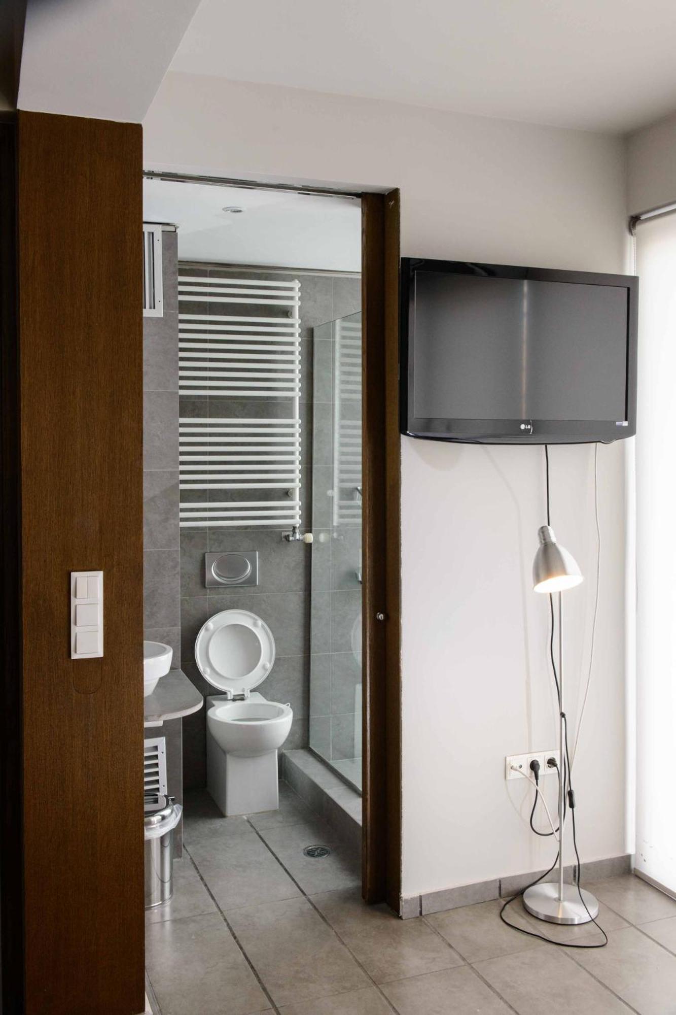 Apartamento Bright Loft With Terrance - Next To Metro Kerameikos Atenas Exterior foto
