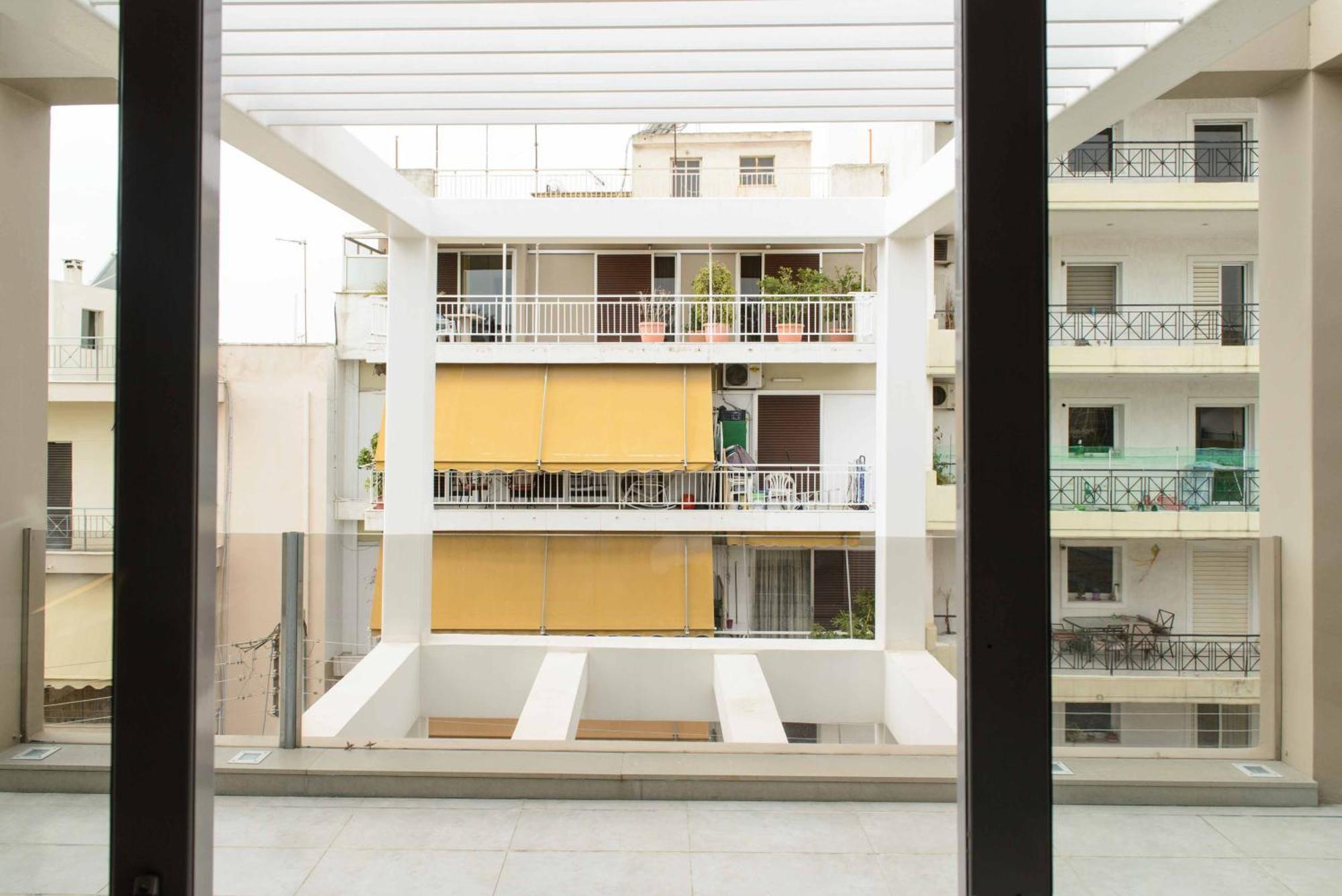 Apartamento Bright Loft With Terrance - Next To Metro Kerameikos Atenas Exterior foto