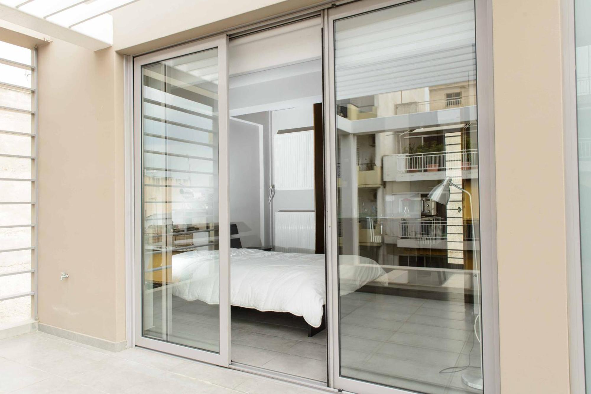 Apartamento Bright Loft With Terrance - Next To Metro Kerameikos Atenas Exterior foto